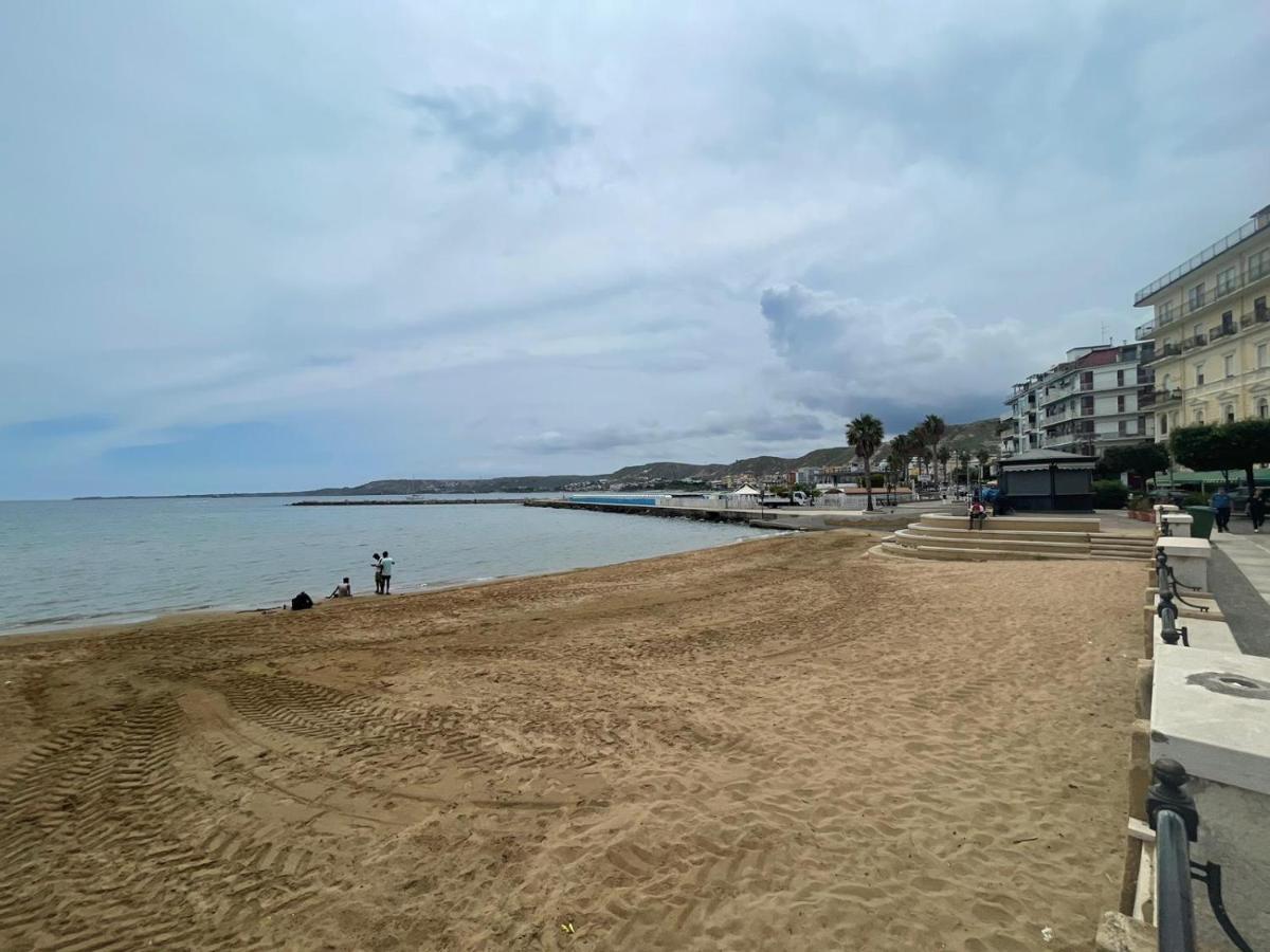 La Finestra Sul Mare B&B Кротоне Экстерьер фото